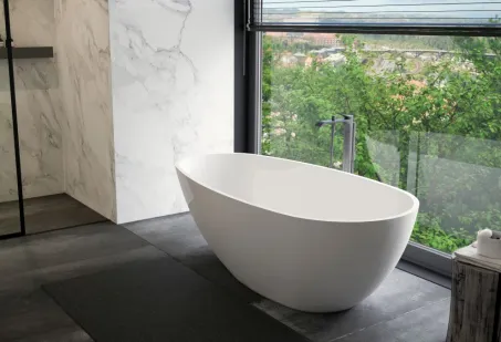 Vanilla szabadon álló műmárvány kád fekete előlappal